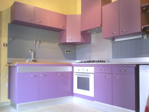 Cuisine relookée violet mat avec pose de tôle en aluminium