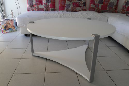 Table basse ronde , en médium laqué blanc mat et structure en acier laqué gris aluminium mat