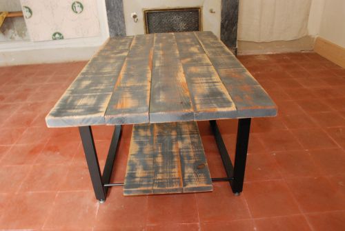 Table basse , plateaux en bois ,vernis mat ,et structure en acier laqué noir satiné 