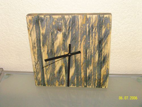 Horloge en bois , finition vernis mat