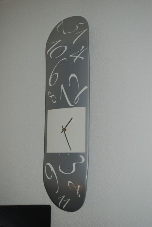 Planche de skate relookée et transfomée en horloge , gris aluminium et blanc , travail aux pochoirs, finition vernis mat