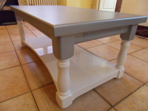 Intégration d'un plateau inférieur fabriqué sur mesure,suppression de la partie inferieur des pieds, partie inférieur de la table laqué blanc brillant et partie supérieur de la table laqué gris aluminium mat