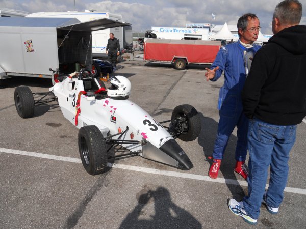 Une voiture de course sans pilote tourne au circuit de Croix-en-Ternois -  La Voix du Nord