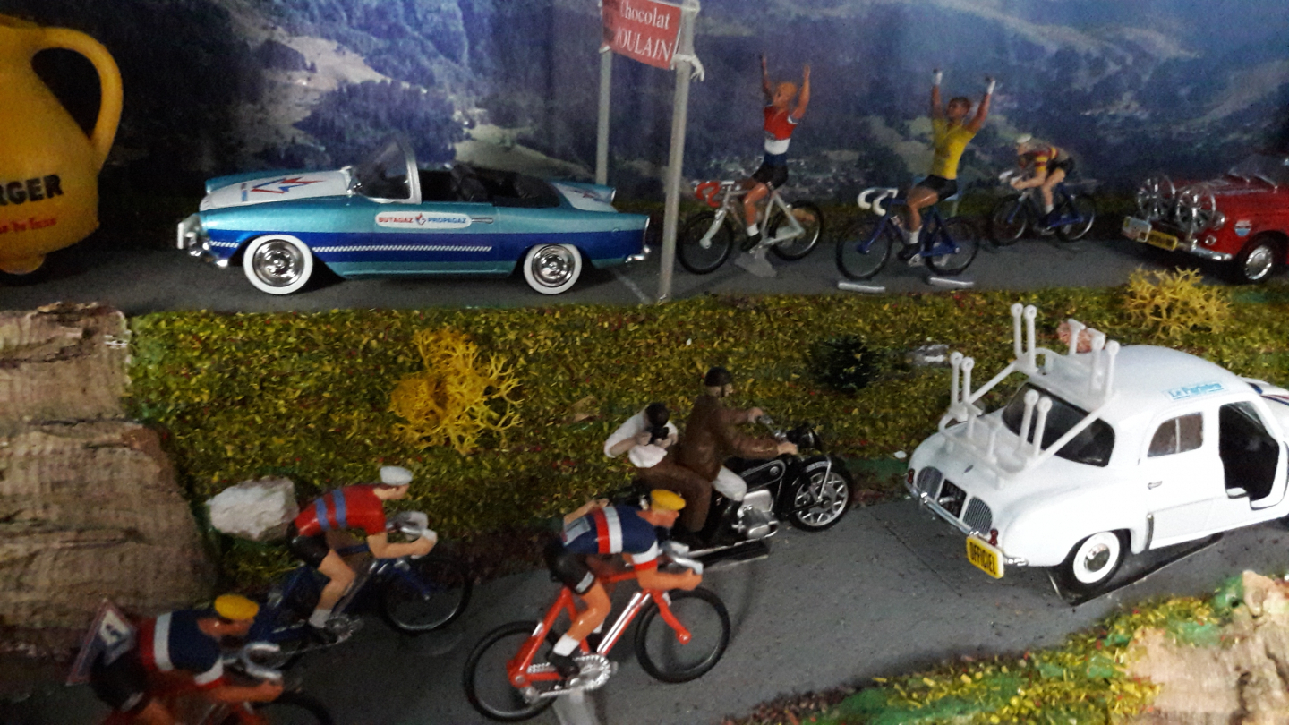 Diorama Paris Roubaix virage glissant au 1/43°