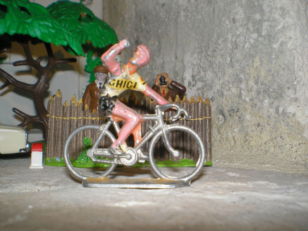 Figurine Cycliste CBG Mignot Tour d'Italie Maillot Rose en Danseuse