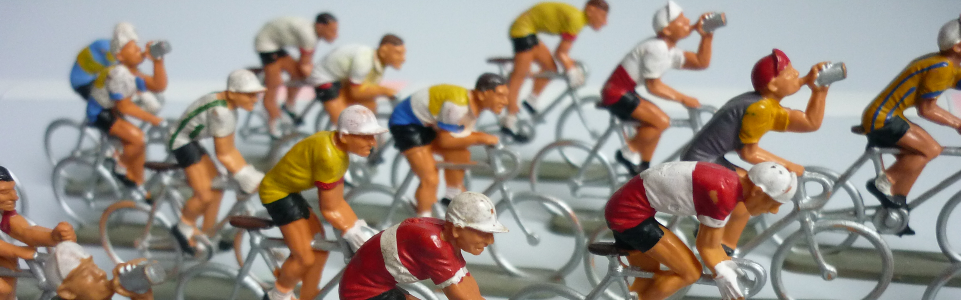 miniature cycliste permanent avec vélo, monde vélo journée concept