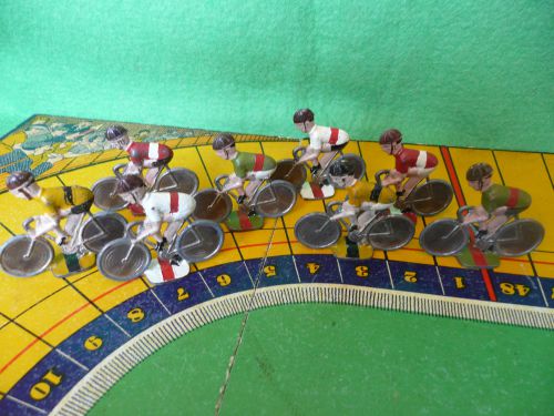 w 06 - 8 coureurs casqués en plomb, format 50 mm x 45 mm provenant du jeu du 