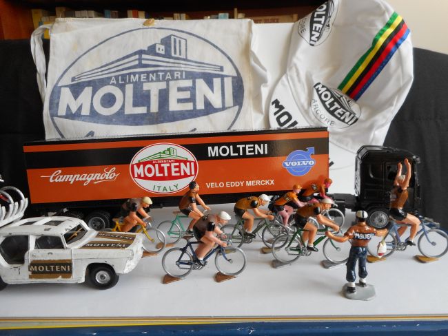 mar35 0231 - Equipe Molteni Arcore ... le camion, la 404 Salza, les cyclistes Roger et Salza ...