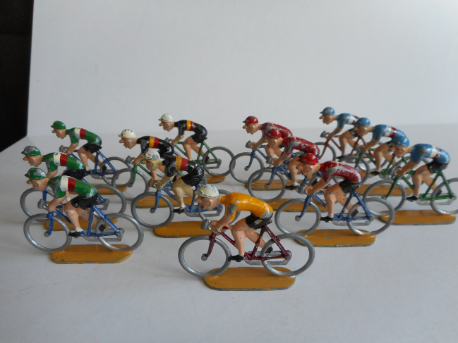 Les jeux : Jeu du Tour BIM (probablement Bim Diedrich) avec des cyclistes Roger (PR)