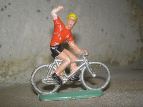 d 14 - Cycliste avec le boyau sur le torse, modèle plastique des années 60