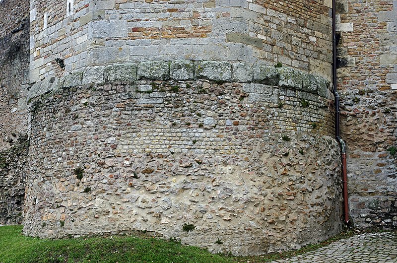 -autun   lenceinte-romaine-la-fortification-se-compose-de-tours-separees-par-des-courtines-murs-percees-de-portes-lenceinte-mesure-environ-6-kilometres-de-long-elle-est-fort-bien-conservee