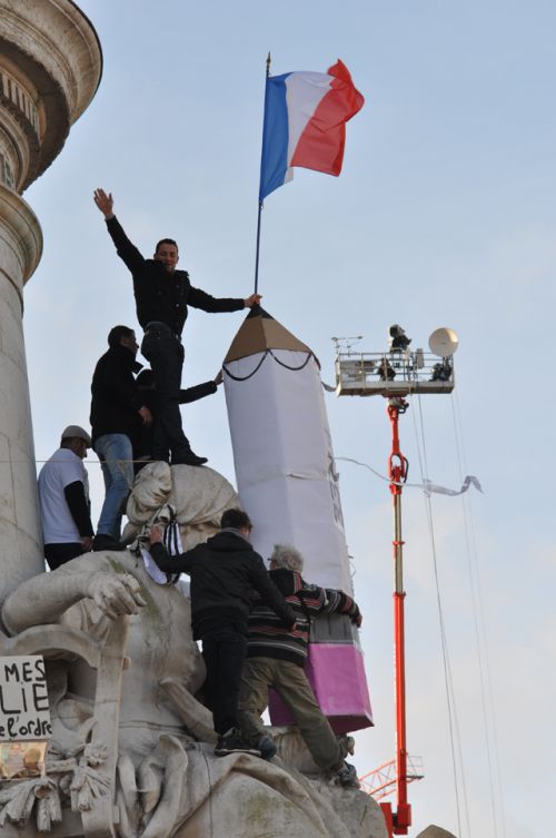 Rassemblement Républicain Paris 11 Janvier 2015 Crayon symbolique hissé sur la statue de la République