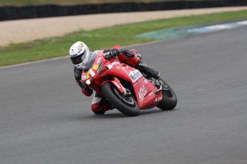 Jeff Cortinovis avec ma moto, forcément il ya de la marge..