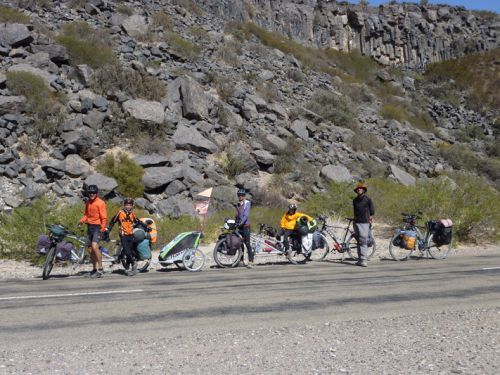 La caravane de vèlo d'au moins 11 m de long, avec Thomas et Lucas, Andrea et Felix, et moi