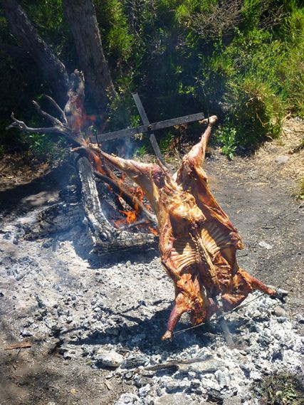 Specialitè de fin d'annèe en Argentine Cabra a la cruz - C'est une chèvre sur une croix