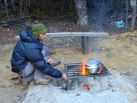 Cuisine au feu de bois au camping de la reserve de Cerro Castillo