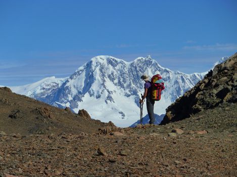 Julie en haut du Paso del Viento, en arriere plan la chaine de montagne du Campo Hielo Sur