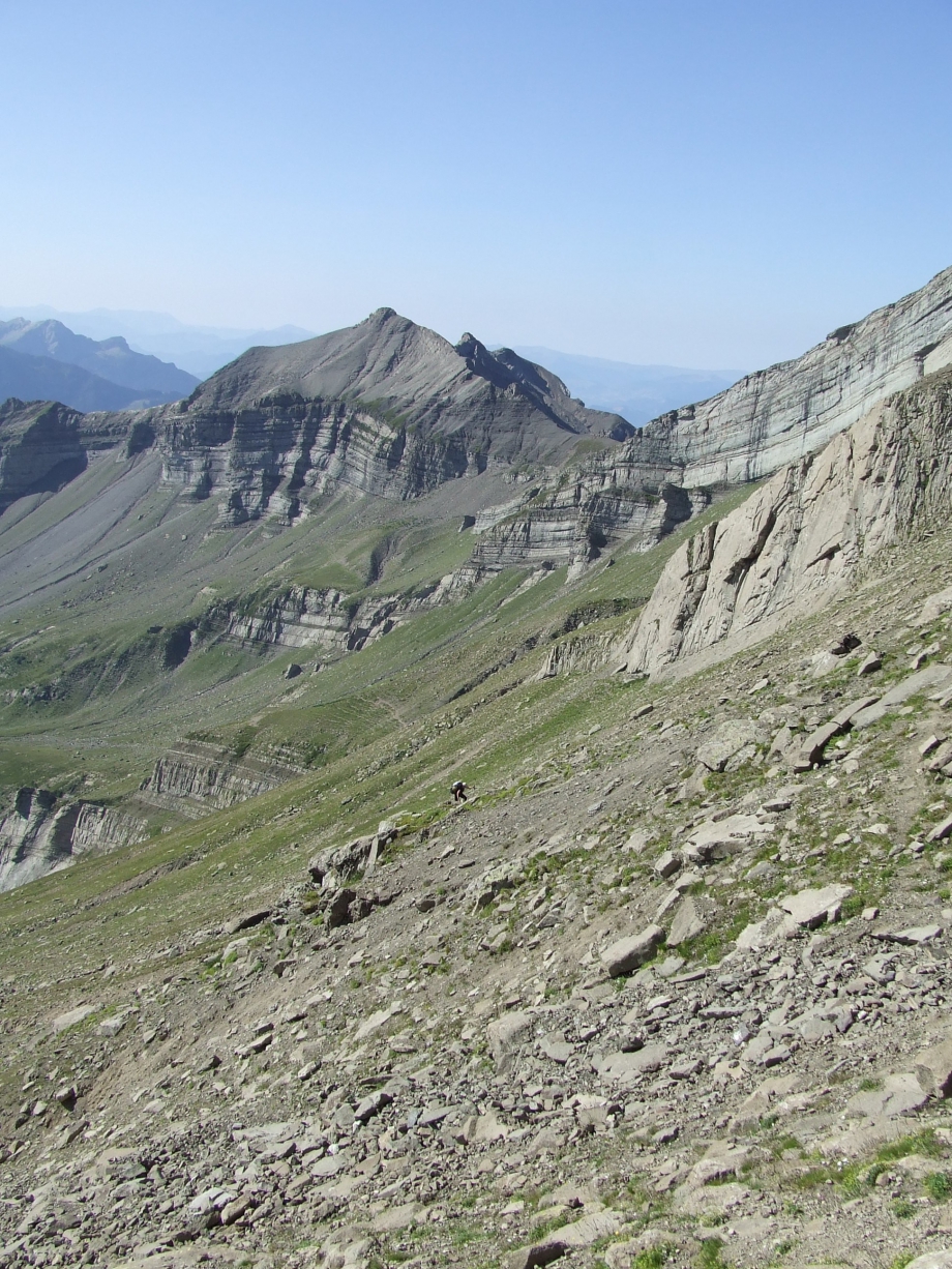 Muriel aux prises avec le mauvais terrain de la montée au Col de Côte-Longue - Haute route du Vieux Chaillol - 27.07.07 - 1.JPG