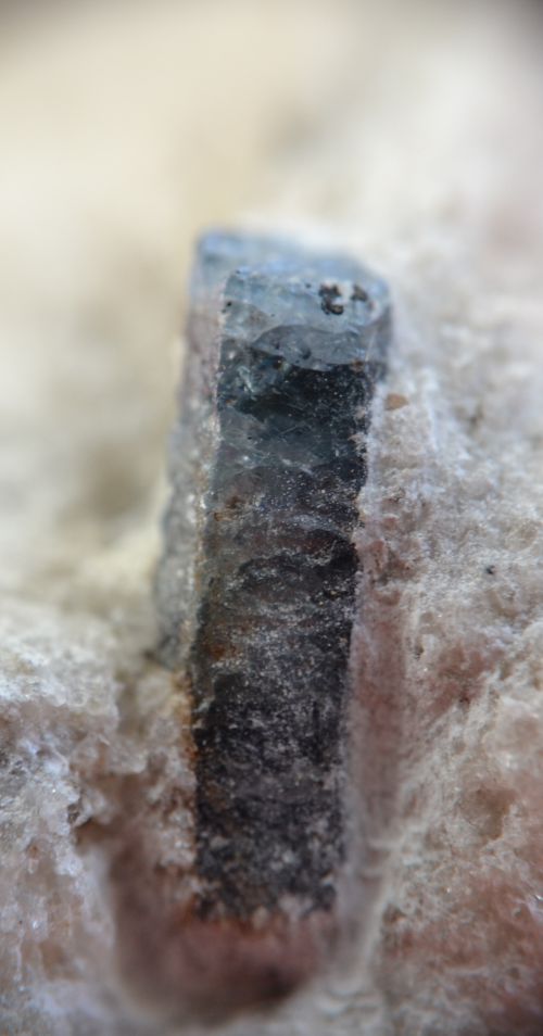 Saphir du Puy de Menoyre, 8 x 2 mm, enclave anorthoclasite à saphir, Aout 2011