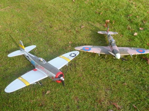 P47 et Spitfire (avions de combat)