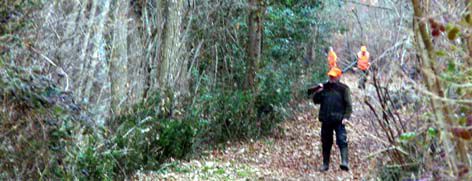 Chasseurs et traqueurs sur un chemin forestier