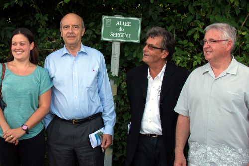 La photo collector d'Alain Juppé et d'Agnès Laurence Versepuy posant devant le panneau de l'Allée du Sergent