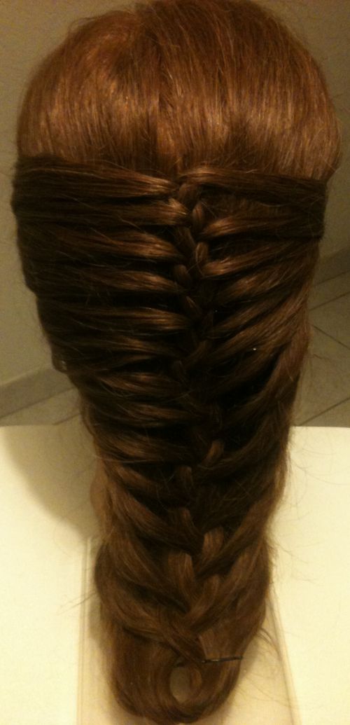 La tresse indienne ! sur cheveux long c 'est parfait !