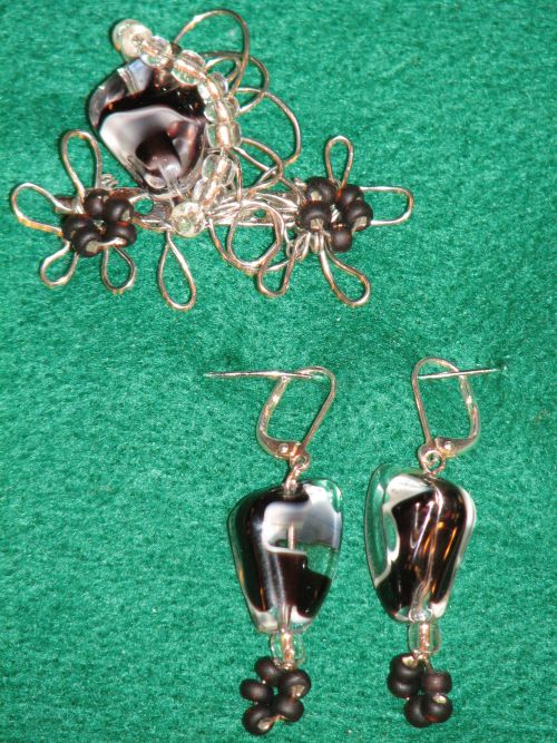 Broche (vendue) et boucles d'oreilles