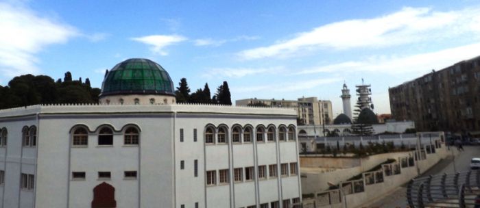 Vue du quartier la Concorde à Birmandreis (Alger). Au premier plan, la nouvelle école coranique; derrière la mosquée; en arrière- plan, des installations des télécoms.Photo prise par Slimane Azayri (Benelhadj) en mars 2013.