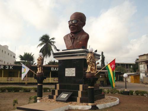 monument rendant hommage à Senghor, à Lomé