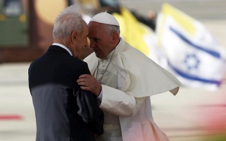 Le Pape François et Shimon Perez.jpg