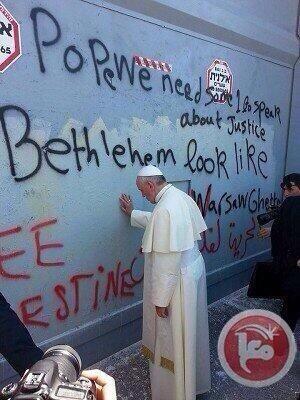 Le Pape François prie sur le mur de séparation.jpg
