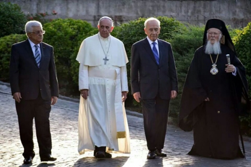 Pape François et prière pour la paix.jpg