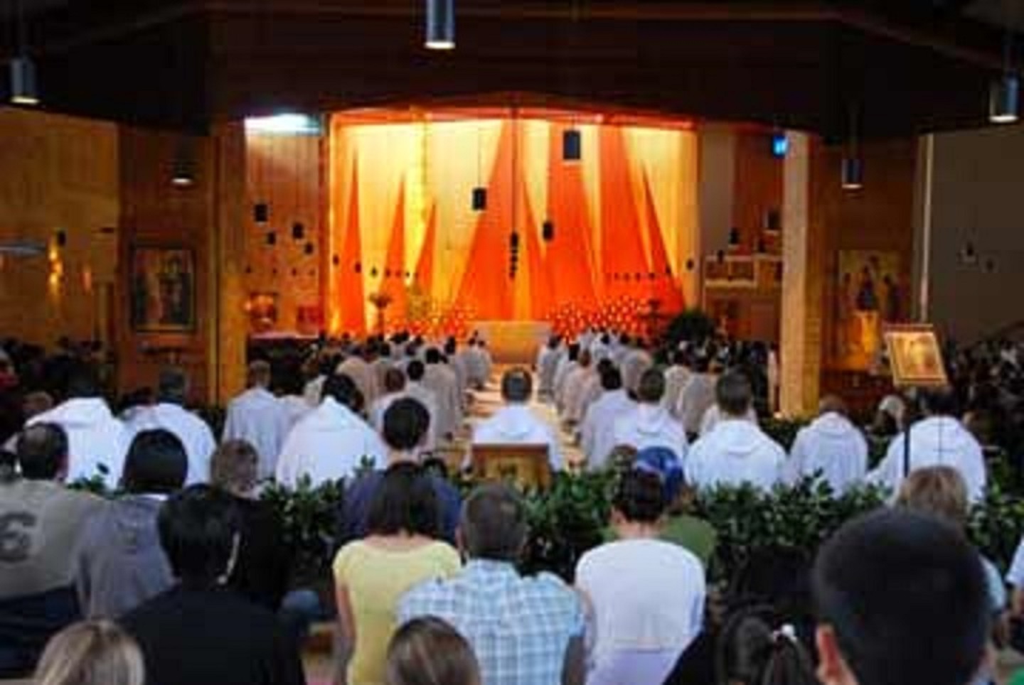 Eglise à Taizé.jpg