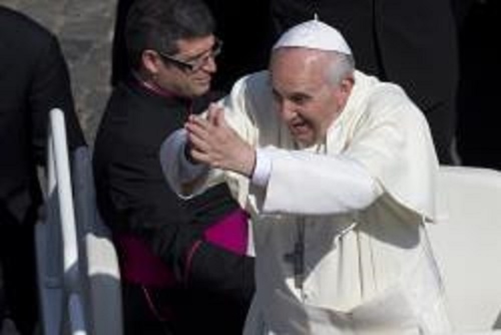 Pape François en prière.jpg