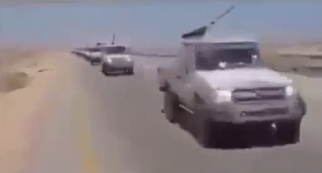 Preuve du soutien des USA aux terroristes  un Apache escorte un convoi de voitures armées de l'État Islamique (Daech) allant en Sy.jpg