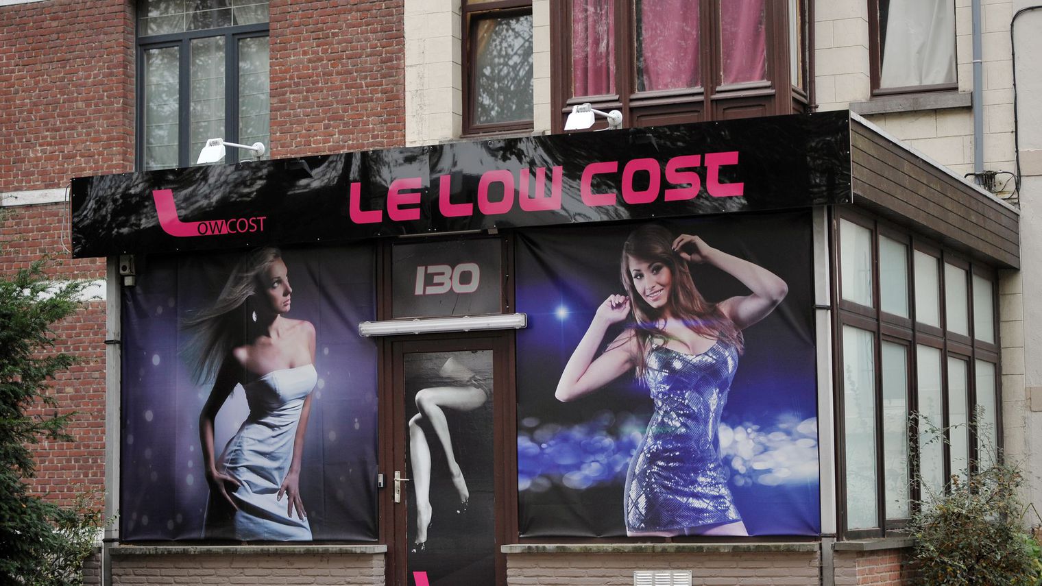 la-facade-du-bar-low-cost-de-dodo-la-saumure-a-tournai-pres-de-la-frontiere-francaise-photographiee-le-1er-decembre-2011_5197289.jpg