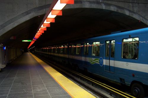 Une rame de métro à la station Joliette .
