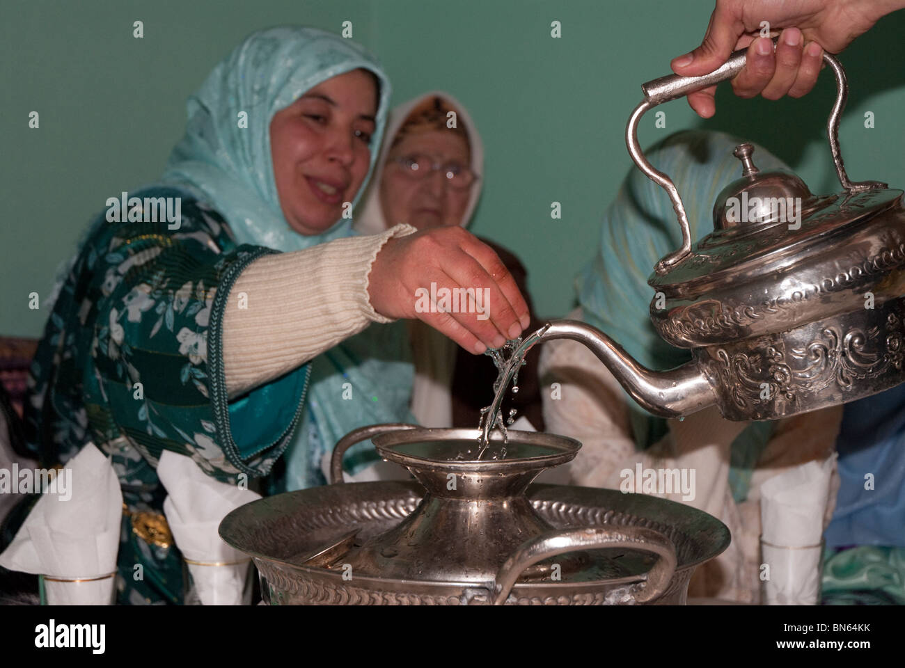 une-marocaine-se-lave-main-avant-de-manger-a-un-mariage-traditionnel-dans-la-region-de-sefrou-bn64kk