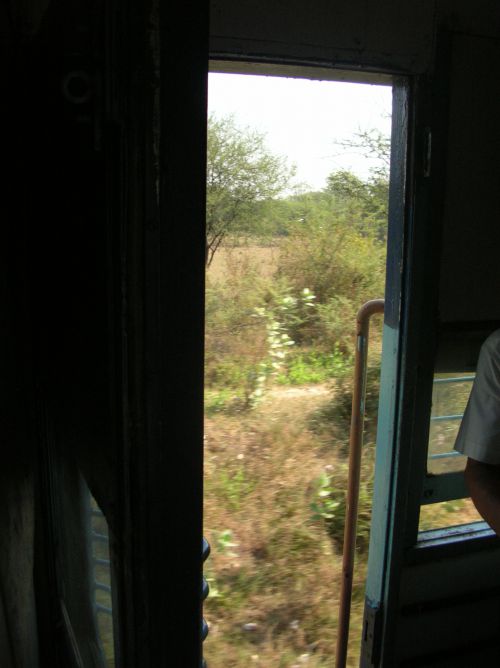 Mumbai (Bombay) - Le train roule les portes ouvertes