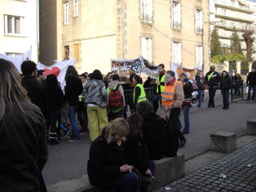 Devant le lycée Suzanne Valadon