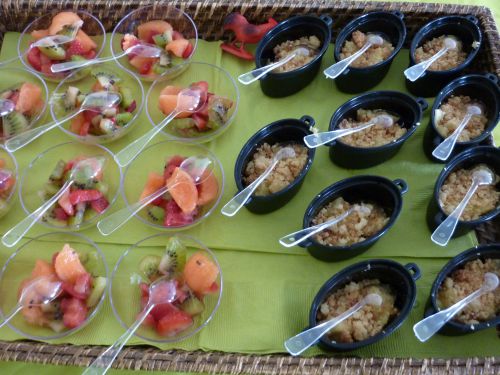 buffet : salades de fruits et crumbles pommes