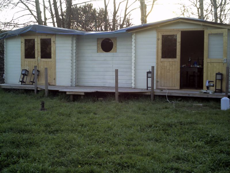 Préparation Du Campement à Proximité De La Fermette éco