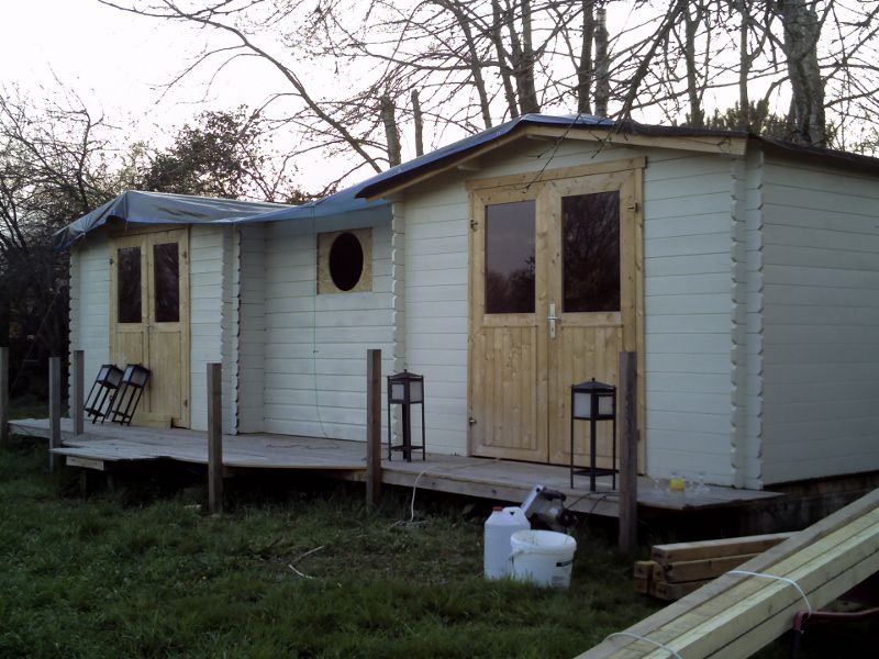 Préparation Du Campement à Proximité De La Fermette éco