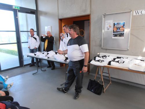 distribution des tenues par l'educateur Didier FURTON