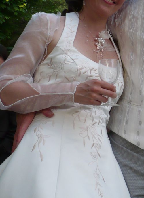 Boléro brodé aux motifs de la robe de mariée (détail)