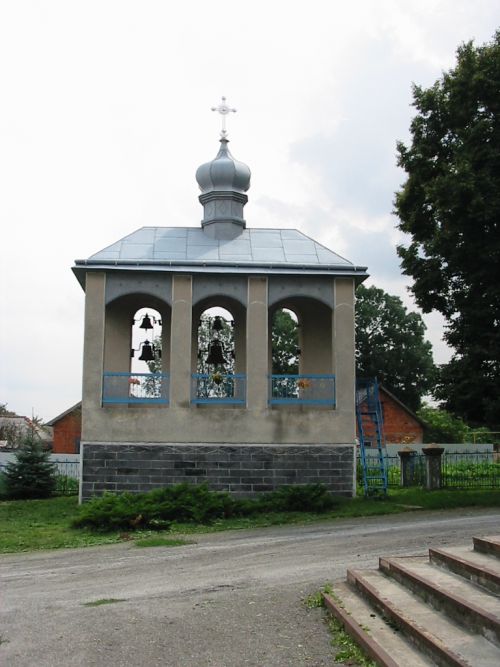 Le clocher séparé de la nouvelle église