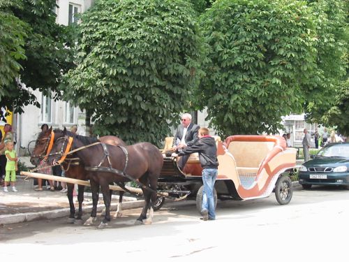 Carosse qui attend les mariés