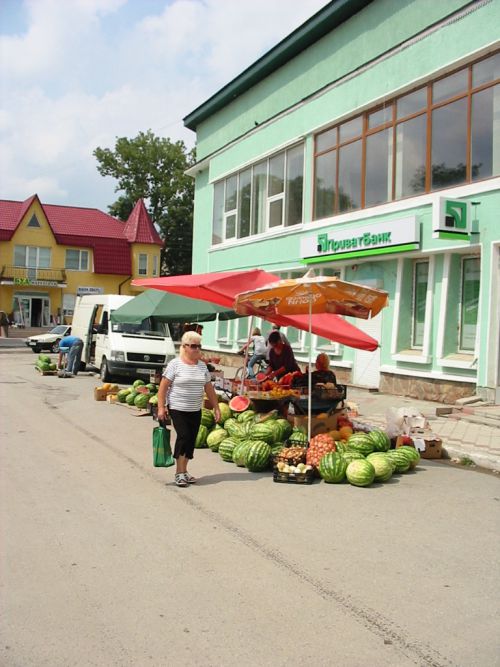 Les étals sur le marché de Kopychyntsi