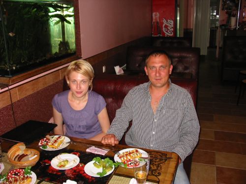 Mariana et Nicolas au restaurant à Kopychyntsi